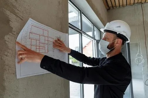 Professionnel présentant un plan