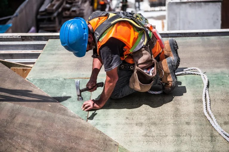 Professionnel du bâtiment en activité